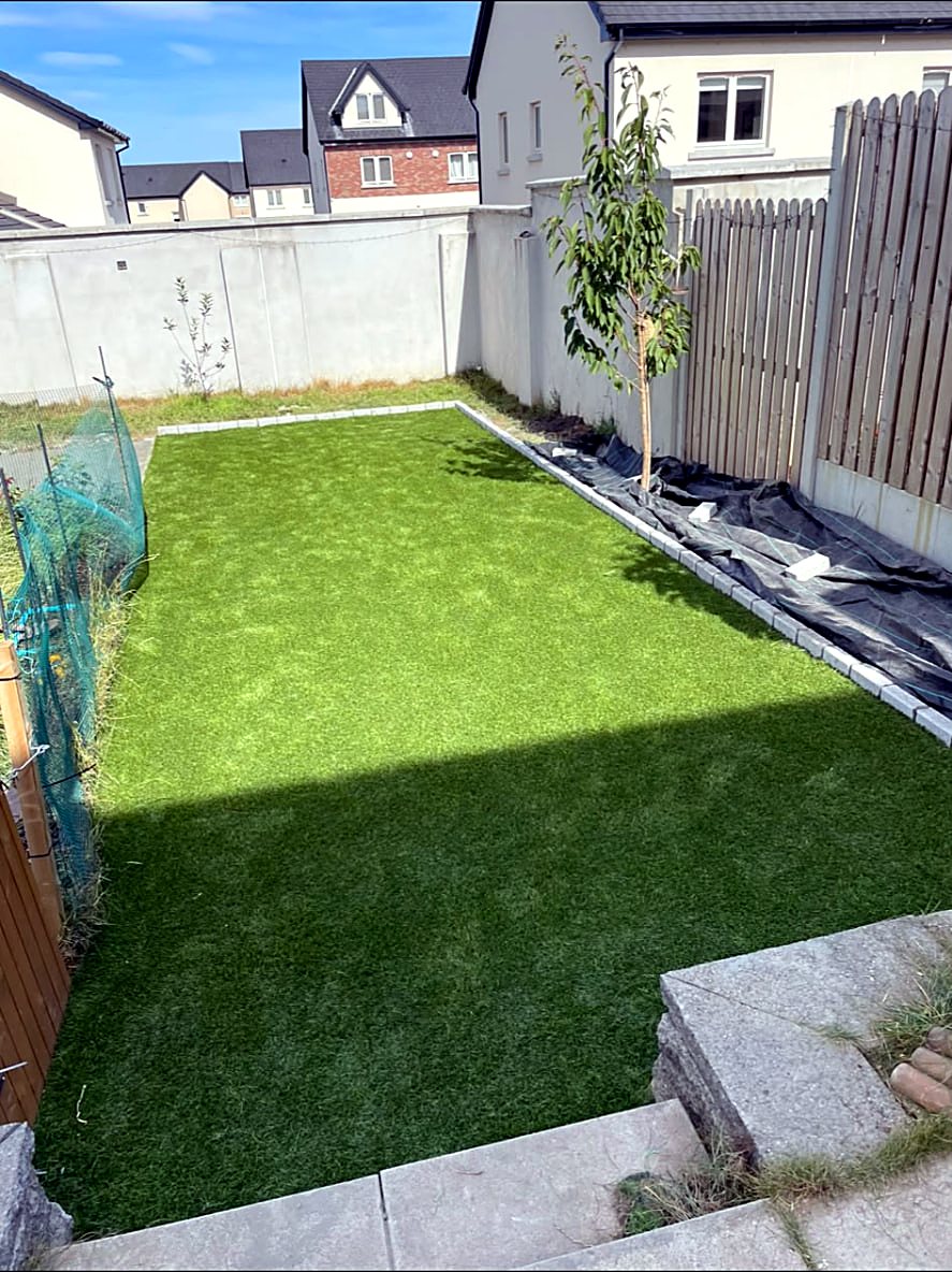 Narrow side garden